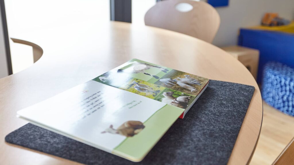 Ein geöffnetes Buch auf einem Tisch