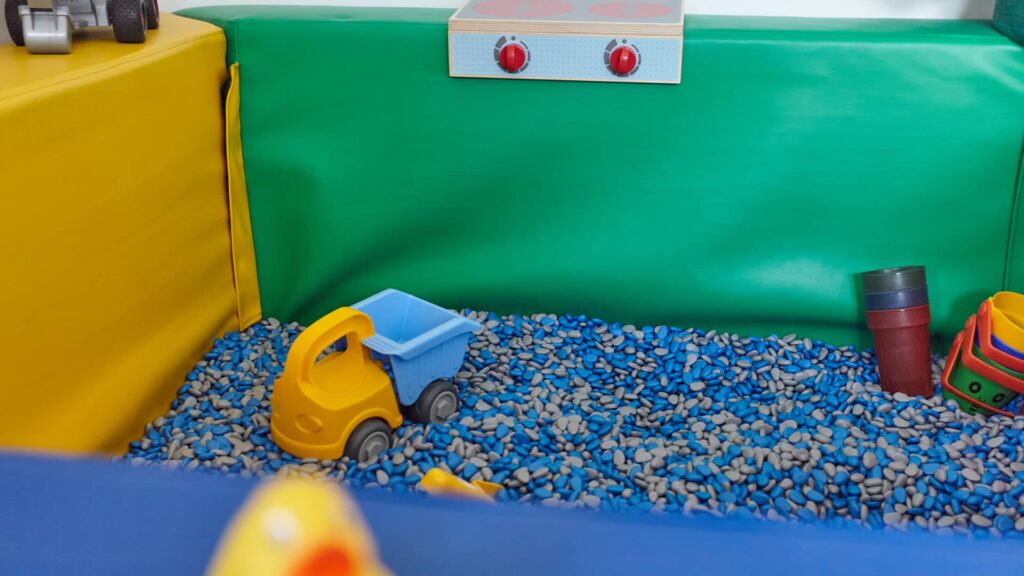 Eine Art Badewann mit Steinen gefüllt - Sensorik