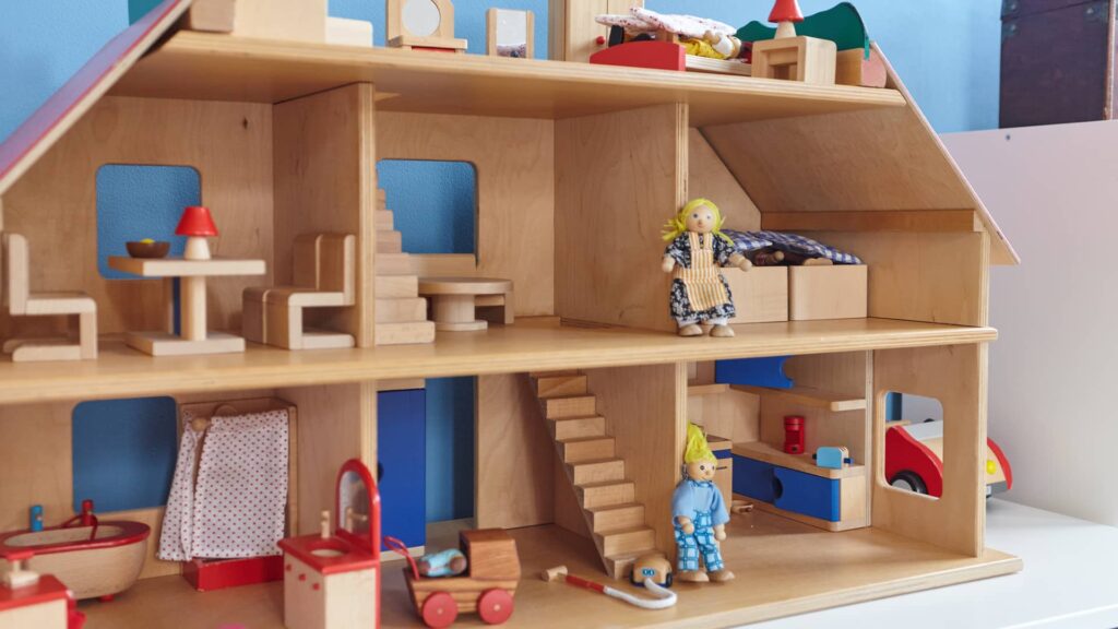 Ein Spielhaus mit Puppen und Möbeln