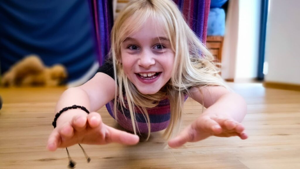 Ein Kind macht Übungen zur sensorischen Integration